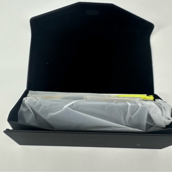 Quay No Curfew Oversized Shield Black Polarized Sunglasses NEW with Hard Case - Picture 8 of 16